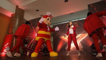 Maja takes center stage and wows the audience with a stunning dance number with her crew and Jollibee.