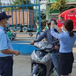 Saigon Food checks the temperature of employees and customers at the entrance of the Company