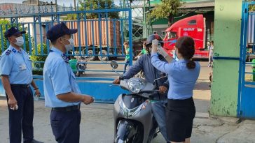 Saigon Food checks the temperature of employees and customers at the entrance of the Company