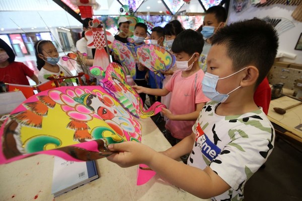 Photo taken on July 8 showed that children were learning about kite-making in the Shihuyuan community in Weifang.