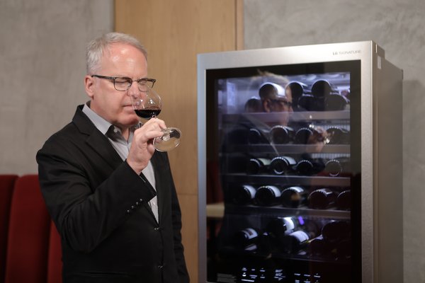 LG SIGNATURE Ambassador James Suckling and the LG SIGNATURE Wine Cellar LG SIGNATURE Ambassador James Suckling and the LG SIGNATURE Wine Cellar