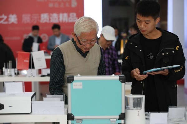 The judge Liu Guanzhong evaluated the entries at the final competition site.