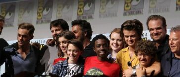 The cast of Stranger Things pose for a photo to the Press by William Tung via Wikimedia cc
