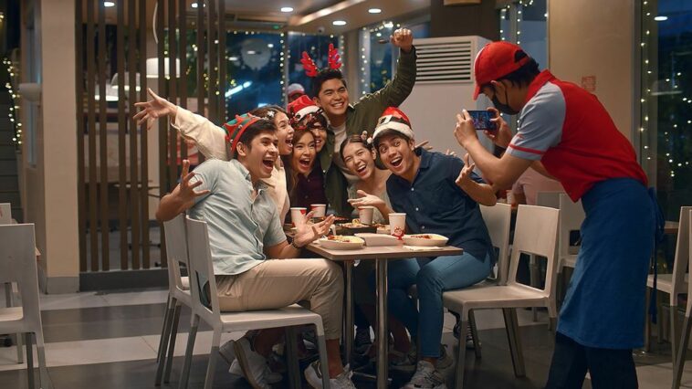 Whether dine-in or drive-thru, Jollibee can make families’ Christmas celebrations more delicious and joyful