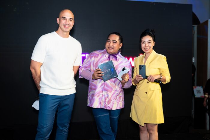 From left to right: Event host KC Montero, content creator Roayette Aytona, and vivo Brand Marketing Director Liu Lu