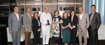InLife Executive Chairperson Nina D. Aguas and Vice Chairperson Luis C. la Ò hold the trophies from Insurance Asia Awards. With them are the members of the InLife Board of Trustees (From left): President and CEO Raoul Antonio E. Littaua, Atty. Victor P. Lazatin, Mona Lisa B. dela Cruz, Marietta C. Gorrez, Maria Noemi G. Azura, Gemilo J. San Pedro, and Justo A. Ortiz.